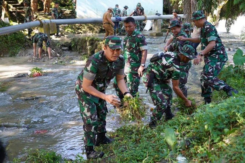 Danrem 022/PT di Dampingi Kasi Intel  bersama anggota  Lakukan Pembersihan di TMP Nagur dan Aliran Sungai