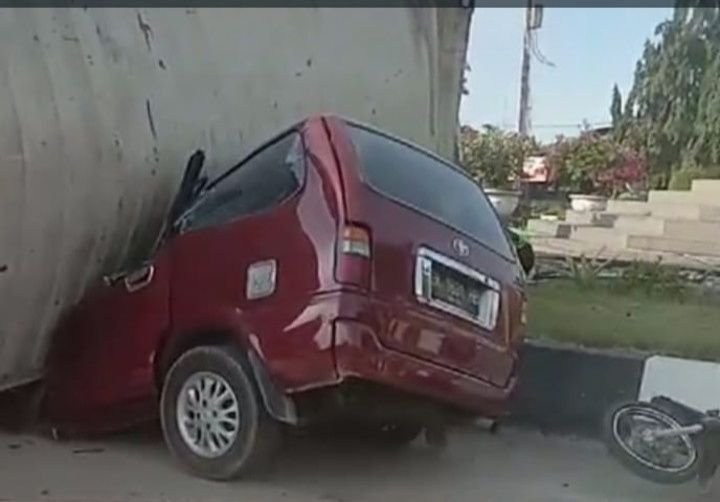 Truk Modifikasi Pengangkut Kontiner Terbalik, Timpa Mobil Penumpang