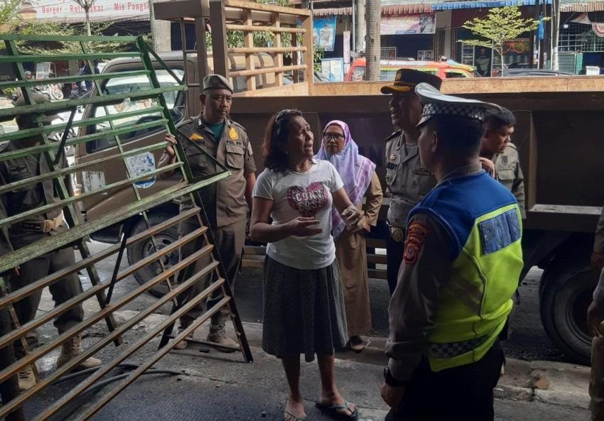 Pool Angkutan dan PK-5 di Jalan Jamin Ginting Ditertibkan