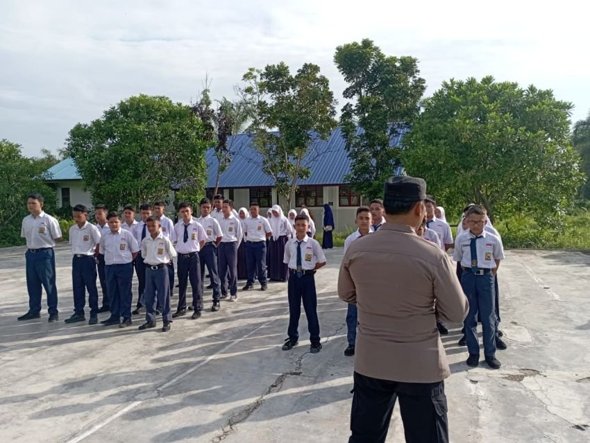 Polsubsektor Datuk Bandar Timur Police Go To School Latih Pelajar Baris Berbaris