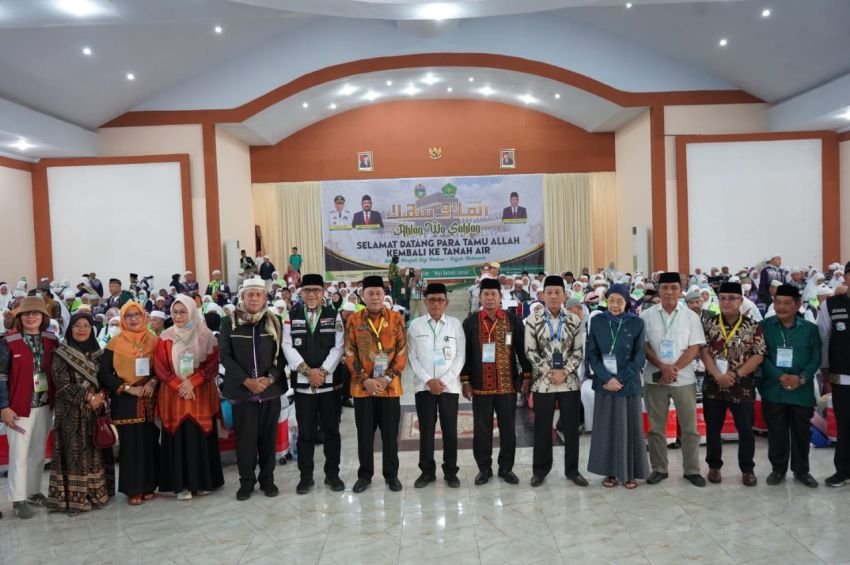 Kloter 09 Tiba di Tanah Air, Satu Jemaah Haji Tunda Kepulangan Karena Sakit