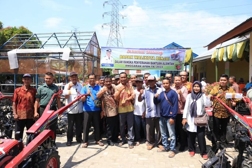 20 Unit Traktor Roda Dua Diserahkan Wali Kota Binjai Kepada Kelompok Tani