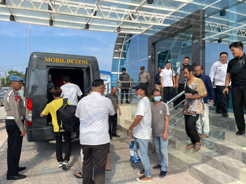 Polres Tanjung Balai Laksanakan Pengamanan Pemulangan WNI yang Dideportasi