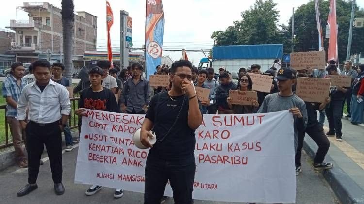 Mahasiswa Demo Poldasu, Ungkap  Kebakaran Rumah Wartawan di Karo