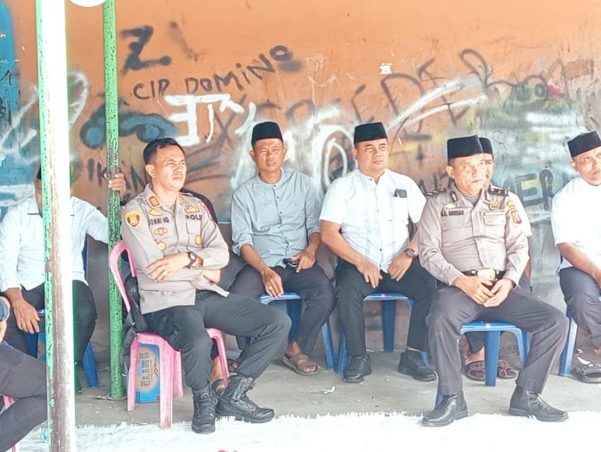 Kapolsek Indrapura dan Personil Melayat Korban Laka Anak Kades Suka Raja