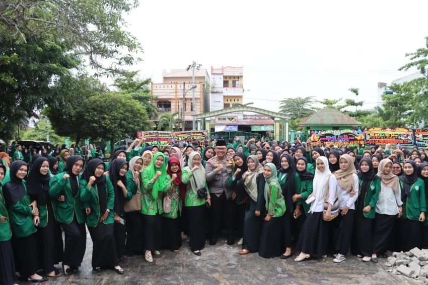 Kapolres Hadiri Milad Univa Labuhanbatu, Sumbang Lagu Peterpen Berjudul "Topeng"