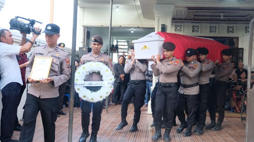 Polres Tanjung Balai Upacara Persemayaman Jenazah  Aiptu Edison Sitinjak