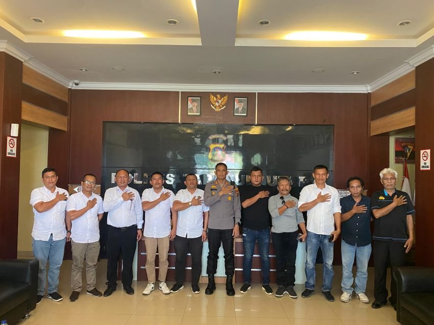 Kapolres Taput Cicipi Kue HUT Bhayangkara Ke 78 Dari PWI Bonapasogit