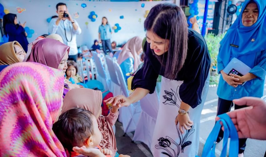 Peringatan HAN di Medan Petisah, Kahiyang Ayu Bagikan Bingkisan untuk Anak Stunting