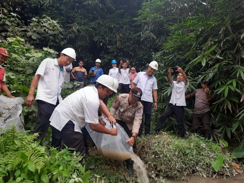 PKS Dolok Ilir PTPN IV Regional II Tabur Ribuan Bibit Ikan & Santuni Anak Yatim