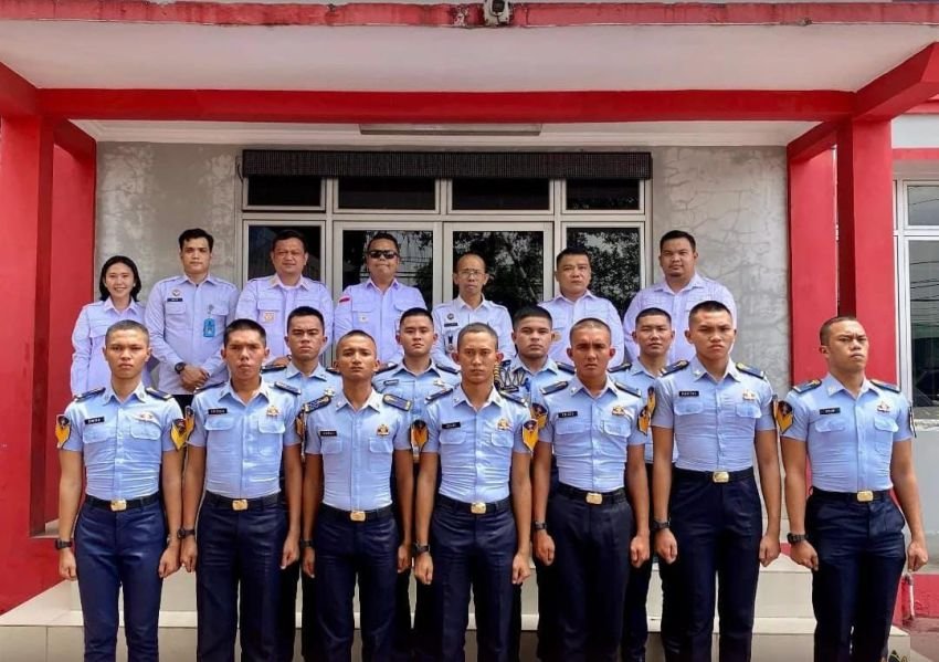 Taruna Poltekip Berikan Plakat Kepada Lapas Kelas IIA Pancur Batu