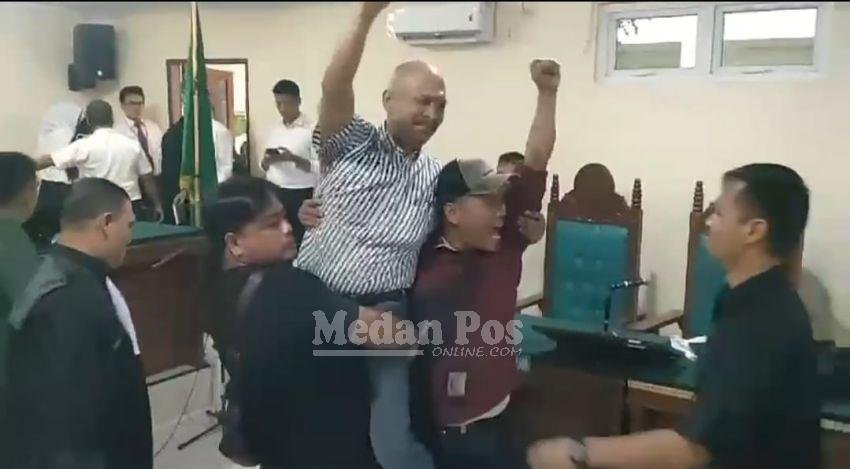 Tok! Hakim Vonis Bebas Godol