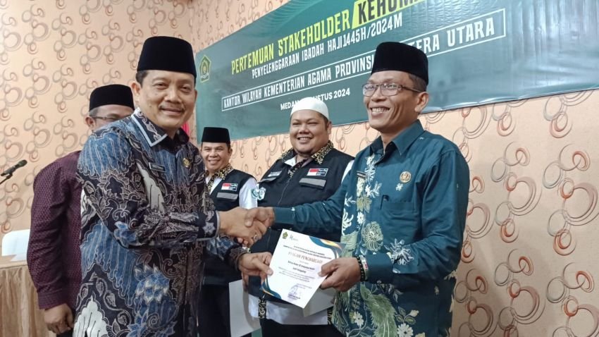 Ketua Kloter 02 Embarkasi Medan Raih Piagam Penghargaan dari Kakanwil Kemenag Sumut