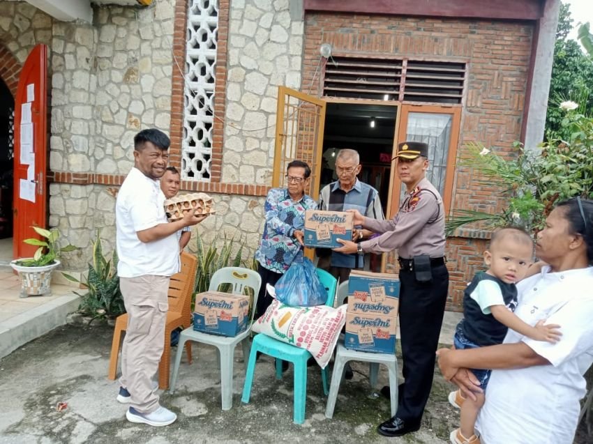 Kapolsek Tanah Jawa Gelar "Minggu Kasih" di Gereja Santo Yosep Balimbing & Bantu Sembako Serta Pesan Kamtibmas