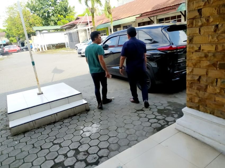 Terburu-buru Tinggalkan Kantor Ombudsman, Direktur Polmed Pilih &lsquo;Bungkam&rsquo;