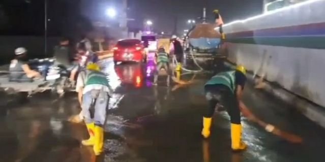 Pekerja Proyek Under Pass di Jalan Gatot Subroto Rutin Bersihkan Badan Jalan