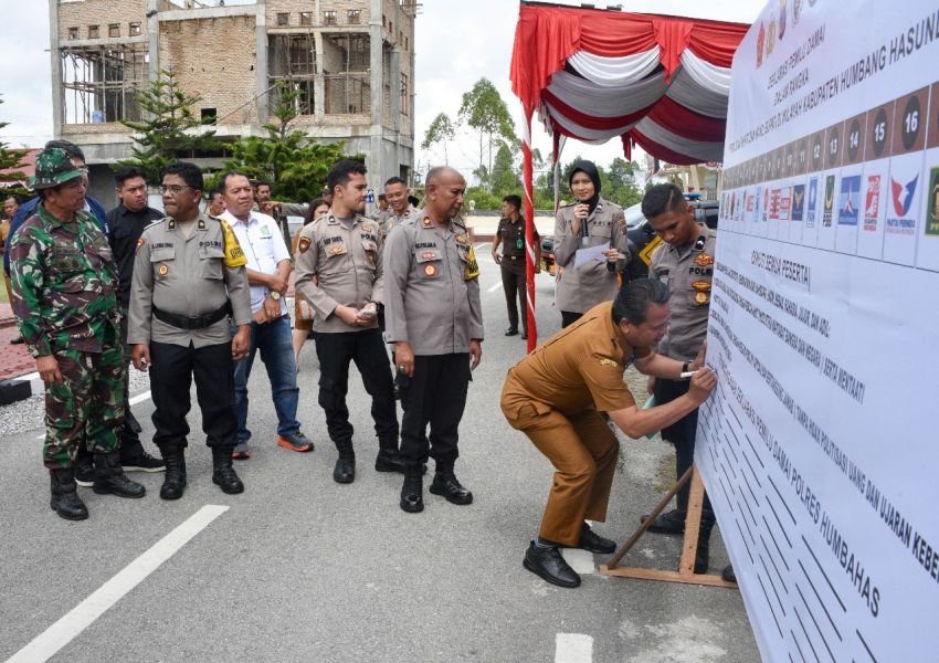 Polres Humbahas Gelar Pasukan Operasi &lsquo;Mantap Praja Toba 2024&rsquo; dan Deklarasi Pilkada Damai