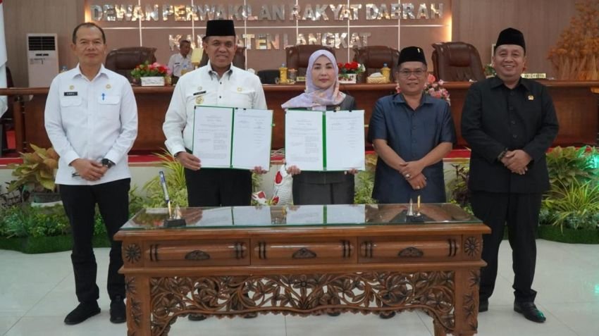 Pj. Bupati Langkat Faisal Hasrimy Hadiri Paripurna Pengesahan Perda Perubahan APBD T.A 2024