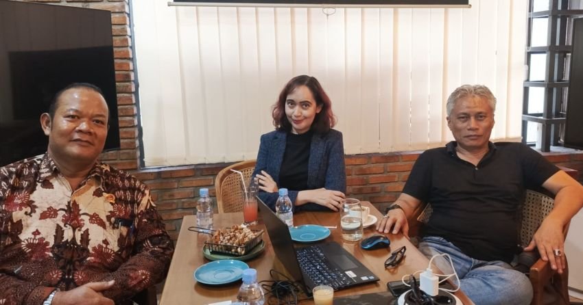 Diskusi Analisis Perkembangan Kasus Siswa Kelas VIII Diberhentikan Sepihak Oleh Sampoerna Academy Medan