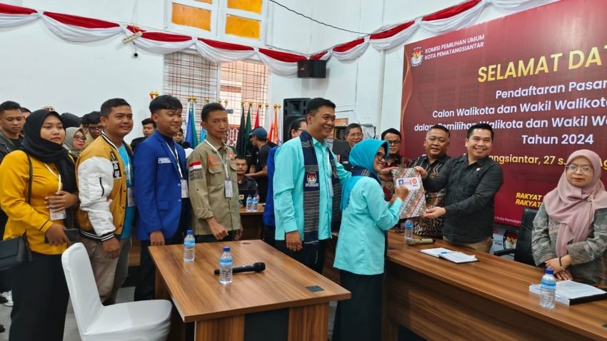 Diiringi Ribuan Pendukung, Paslon Wali Kota/Wakil Wali Kota Susanti -Ronald Daftar ke KPU Siantar