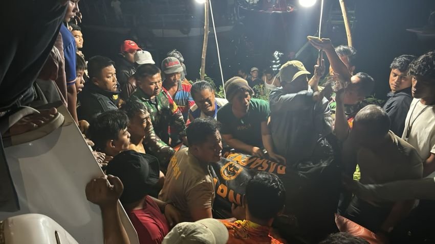 Mobil Kepala Desa "Terjun Bebas" ke Danau Toba
