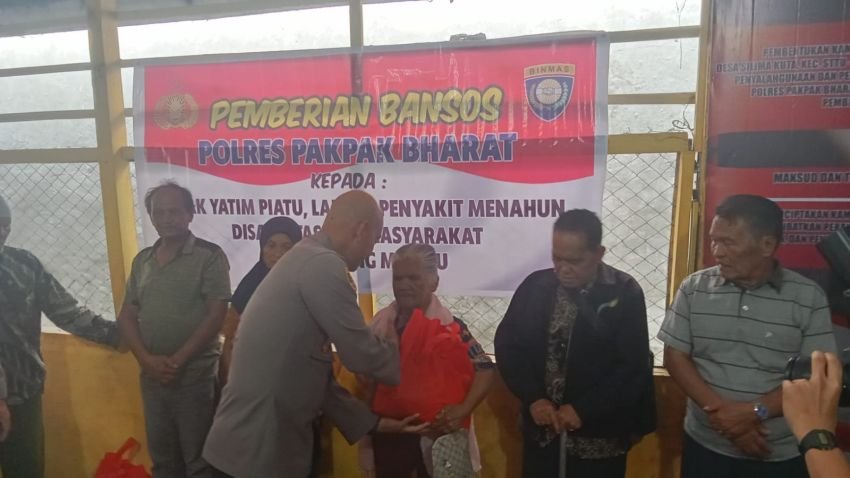 Kapolres Pakpak Bharat Berikan Bantuan Sosial Kepada&nbsp; Masyarakat Kurang Mampu