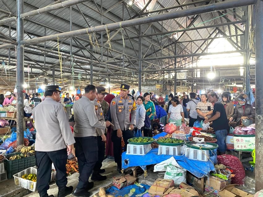 Pastikan Bapokting Tersedia dan Harga Stabil, Kapolres Pakpak Bharat Sidak Pasar