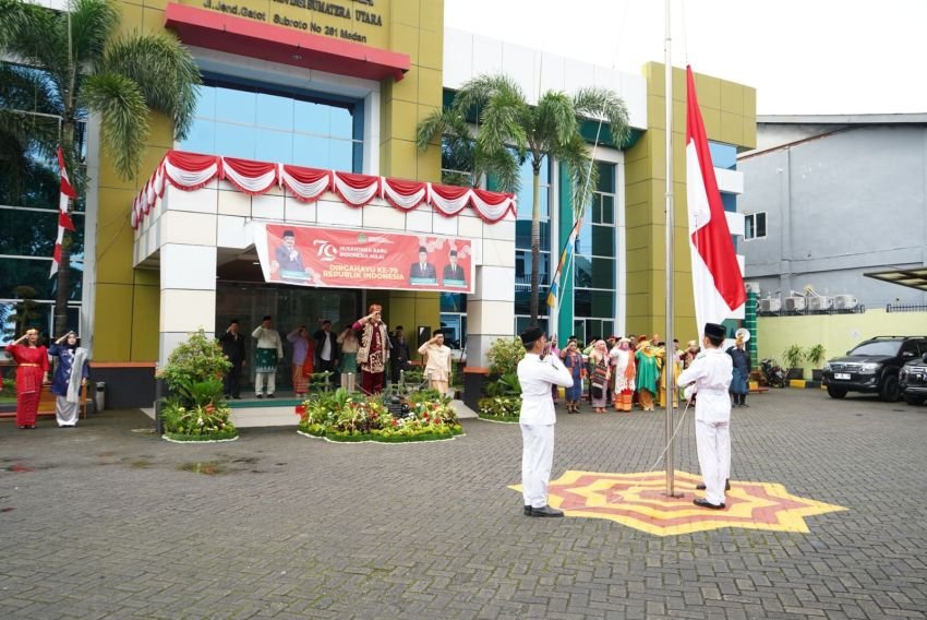 Pakaian Adat Daerah Warnai Upacara Peringatan Upacara HUT ke 79 Kemerdekaan RI di Kanwil Kemenag Sumut