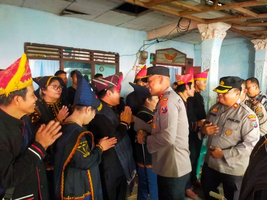 Kapolres Pakpak Bharat AKBP Oloan Siahaan, S.I.K., M.H Melayat Ke Rumah Tokoh Masyarakat