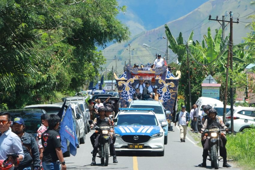 Pilkada Serentak 2024, Polres Samosir Kawal Pendaftaran Paslon Vandiko Gultom dan Ariston Sidauruk ke KPU
