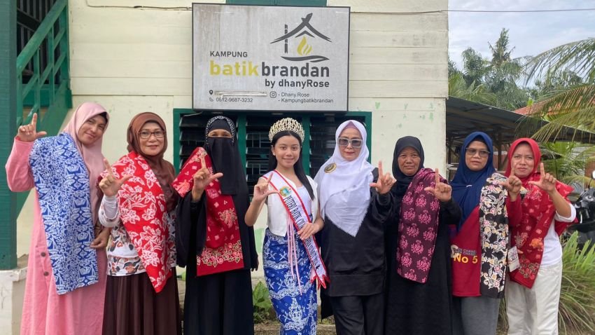 Atika Aqila Zhafira Berkunjung ke Kampung Batik Brandan