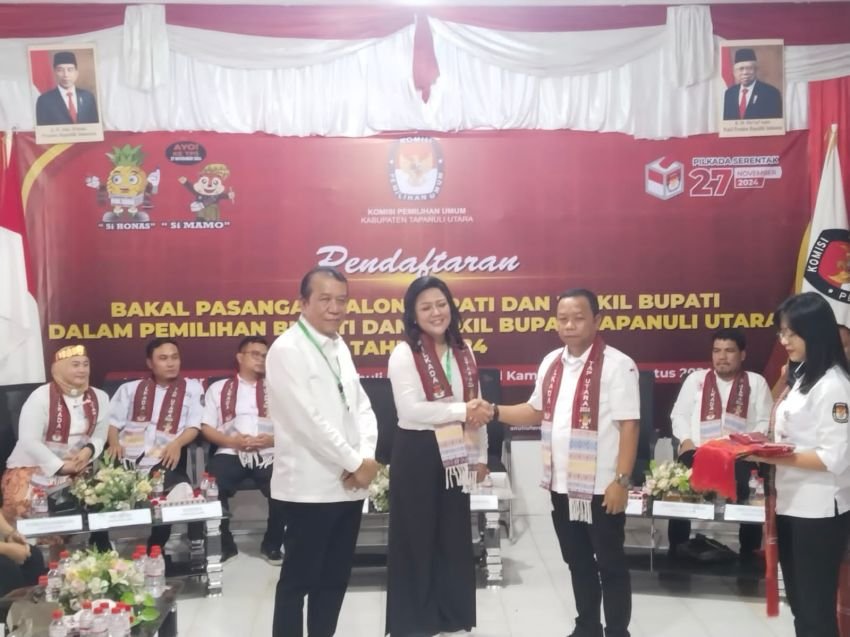 PDIP dan PKB Antarkan Satika Simamora- Sarlandy Hutabarat Mendaftar Ke KPU Tapanuli Utara