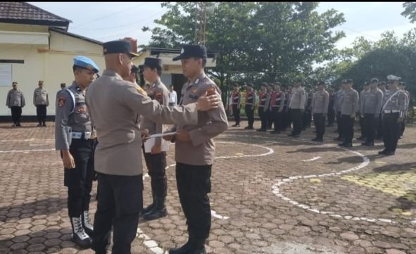 Momen Haru, Kapolres Pakpak Bharat Lepas 3 Personil Ikuti Pendidikan SIP Angkatan 53 T.A 2024