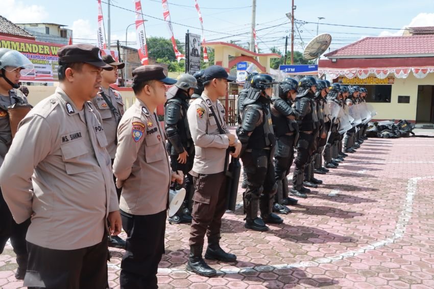 AKP Nandi Butarbutar Latih Kecepatan dan Kesiapsiagaan Personil Dalmas Polres Samosir