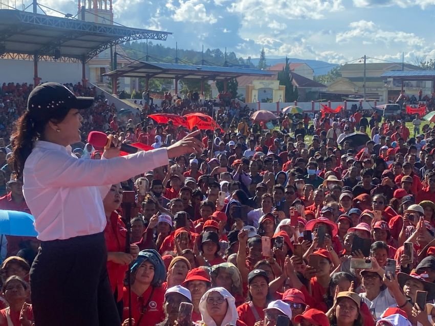 Belasan Ribu Massa PDIP dan Simpatisan Satika-Sarlandy Merahkan Lapangan Serbaguna Tarutung