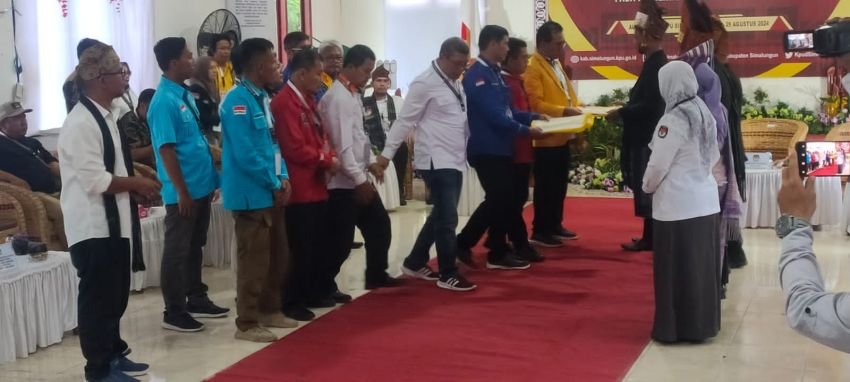 Ribuan Massa Iringi RHS-Azi ke KPU Simalungun