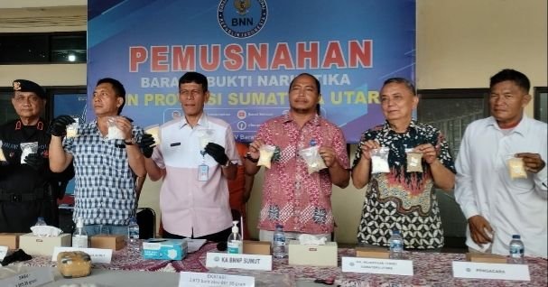 BNN Musnahkan 1,9 Kg Sabu dan 2.873 Butir Ekstasi, 2 Kurir Ditahan