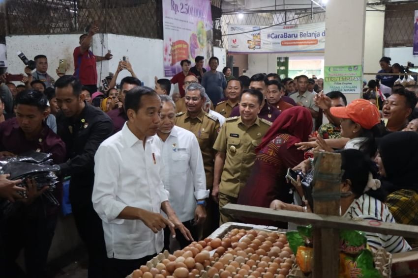 Kapolda Sumut Dampingi Presiden Jokowi Tinjau Harga Bahan Pokok di Pasar Deli Mas