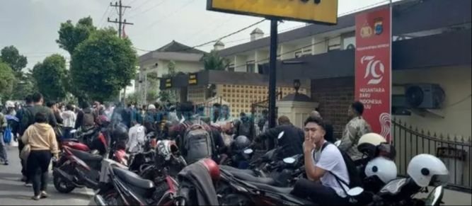 Ratusan Pemohon SKCK Membludak Nunggu Depan Polrestabes Medan