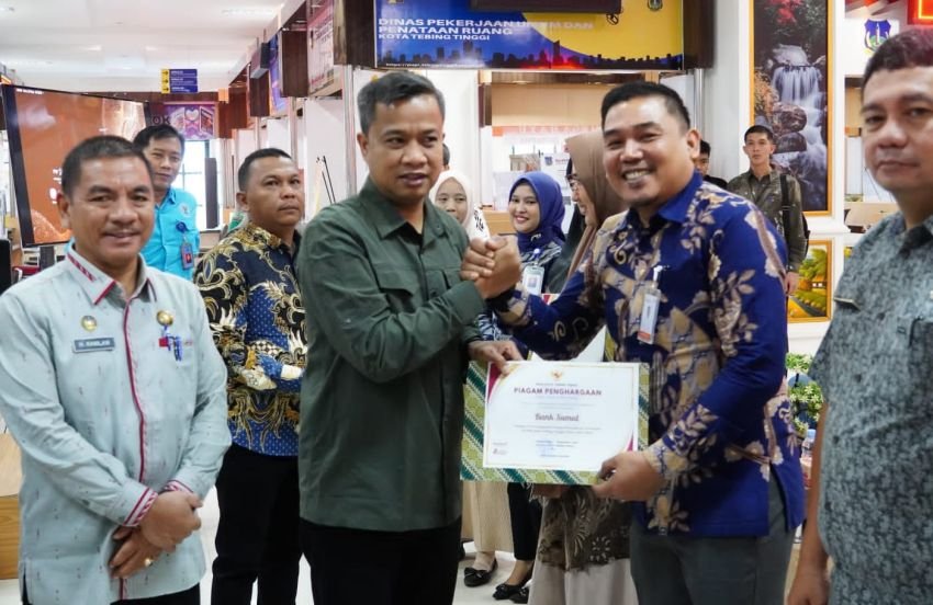 Buka Rakor Pelayanan, Pj Wali Kota Beri Reward Bagi Pegawai MPP Tebing Tinggi