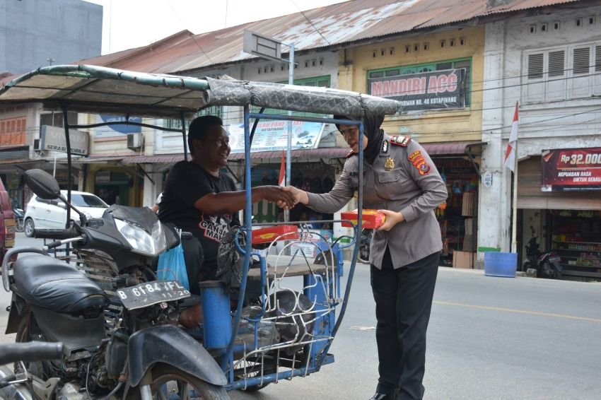 Sambut HUT ke-76 Polwan, Polres Labusel Berbagi ke Penarik Betor
