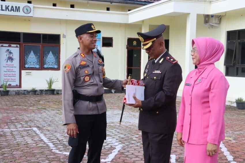 Polres Pakpak Bharat Laksanakan Upacara Pelepasan Masa Purna Bakti Kompol Suko Hastadi