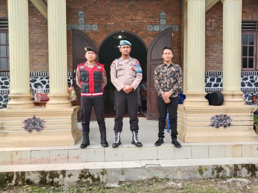 Humanis Dan Kedepankan   Kewaspadaan Di Sekitar,  Cara Personil Polres Pakpak Bharat Lakukan Pengamanan Ibadah Minggu Di Gereja