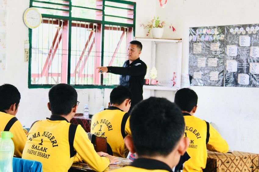 Dalam Rangka Ops Mantap Praja Toba 2024, Polres Pakpak Bharat Sosialisasi Berita Hoax - Ujaran Kebencian Di SMAN 1 Salak