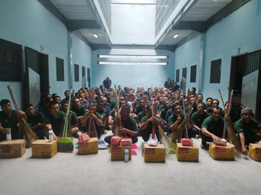 Lapas Narkotika Klas IIA P.Siantar Bagikan Perlengkapan Kebersihan Kepada Warga Binaan