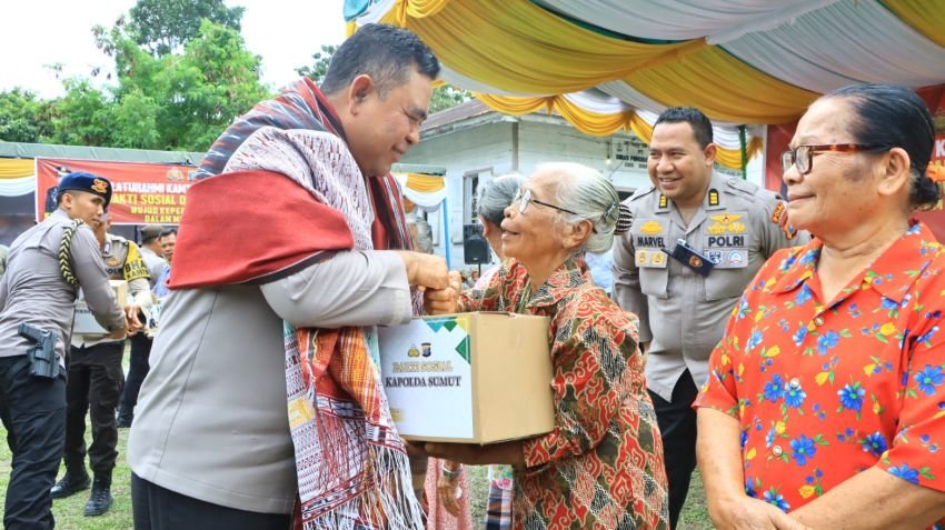 Silaturahmi Kamtibmas, Kapolda Sumut Berikan 1.500 Paket Sembako Bakti Sosial di Simanindo