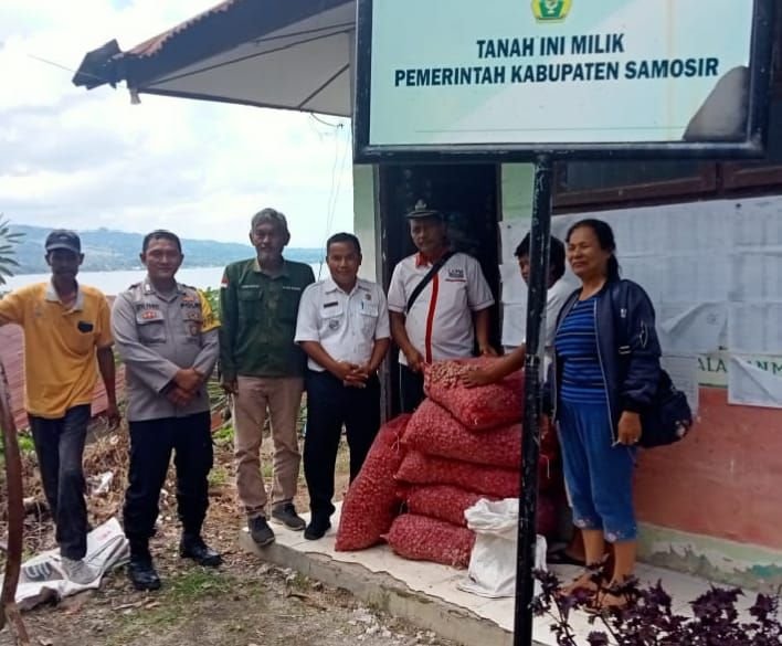 Bhabinkamtibmas Polres Samosir Pantau Penyaluran Bibit Bawang Merah