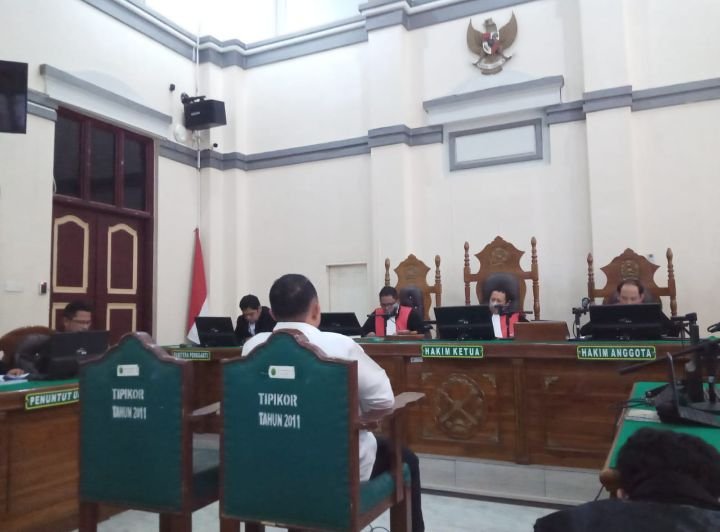 Terima Suap, Bupati Erik Ritonga dan Orang Dekatnya Dituntut 5-6 Tahun Penjara