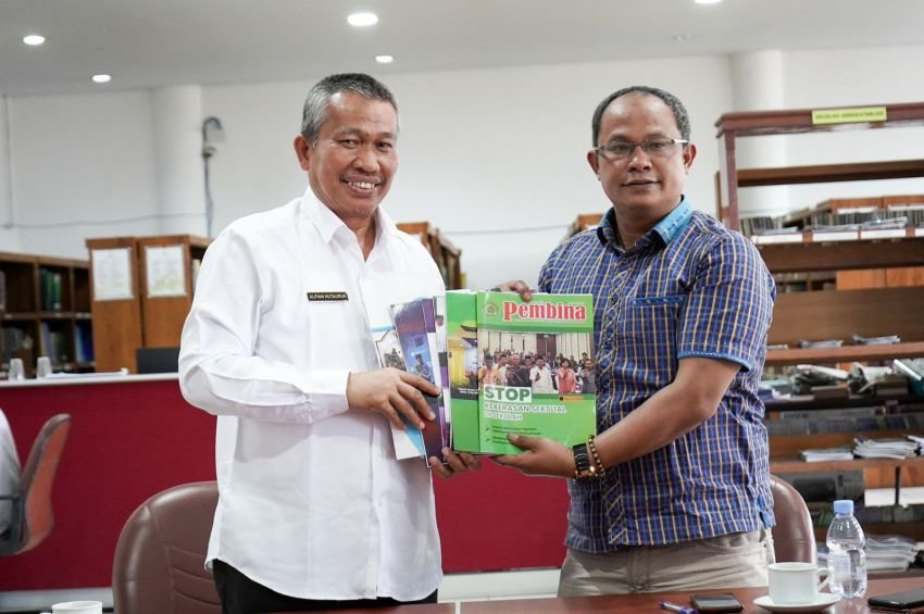 Sajikan Info Layanan Kemenag RI, Kanwil Kemenag Sumut Serahkan Majalah Pembina ke Dispusip Sumut