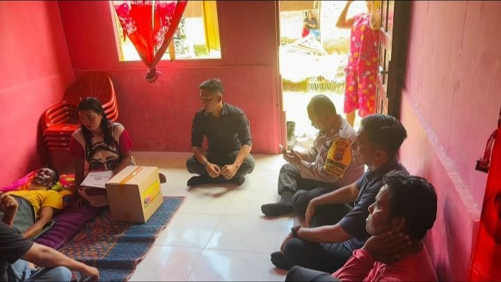 Kapolres Pelabuhan Belawan Berikan Bantuan Kepada Tukang Ojek Korban Perampokan